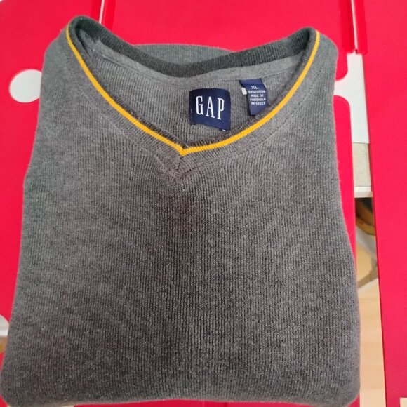 XL Gap Gray Men Long Sleeve Sweater Veck in accented yellow trim within collar - Picture 3 of 4